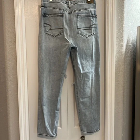 American Eagle Ripped Mom Jean - size 6 - Picture 2 of 8